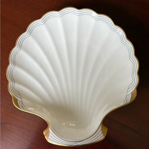 Noritake Golden Cove china. Elegant Shell Shaped Dish with Gold Accents - Picture 2 of 5